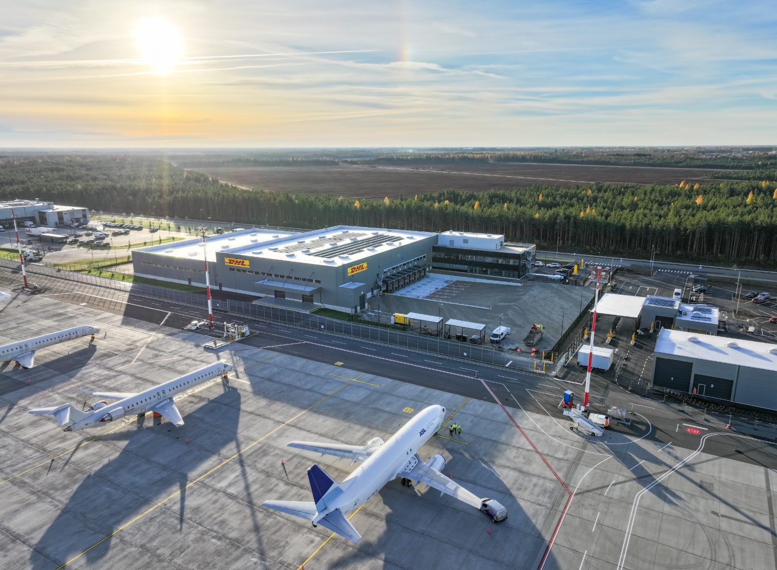 DHL Express Estonia lennu- ja maanteekauba terminal — foto 1