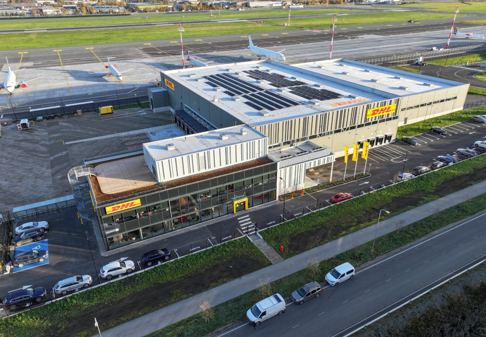 DHL Express Estonia lennu- ja maanteekauba terminal — foto 2